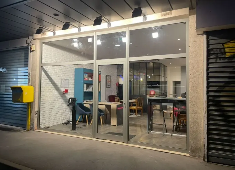 Vitrine de commerce éclairée la nuit