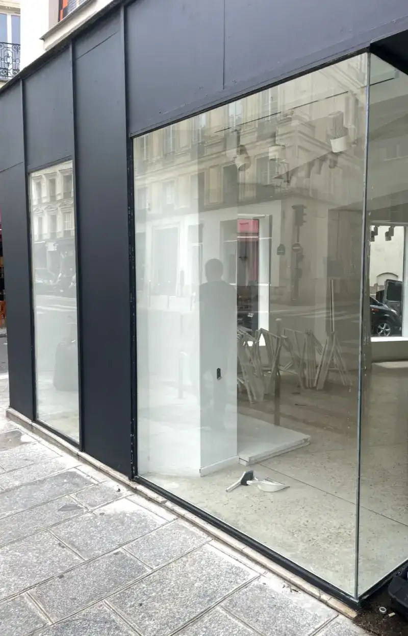 Vitrine de commerce neuve posée et finition soignée
