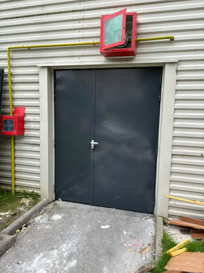 Installation de serrure sur porte blindée