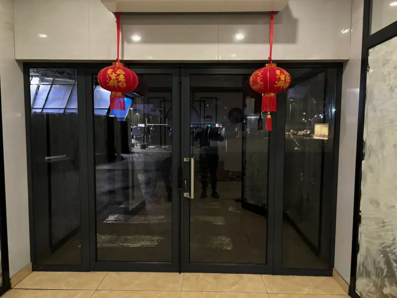 Volet roulant motorisé installé sur façade