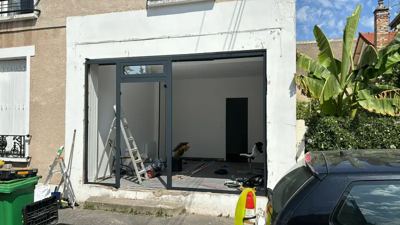 Poignée de porte neuve installée