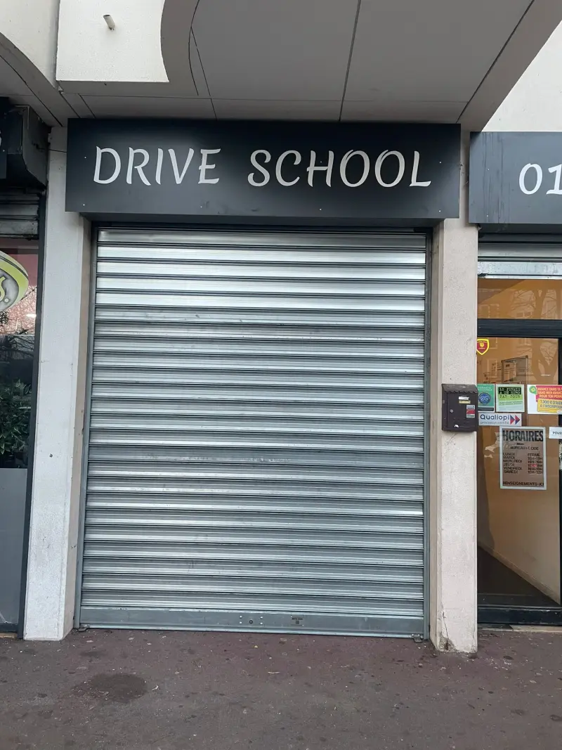 Intervention sur rideau métallique