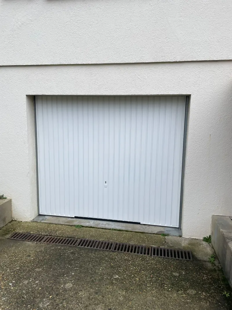 Rideau métallique motorisé installé
