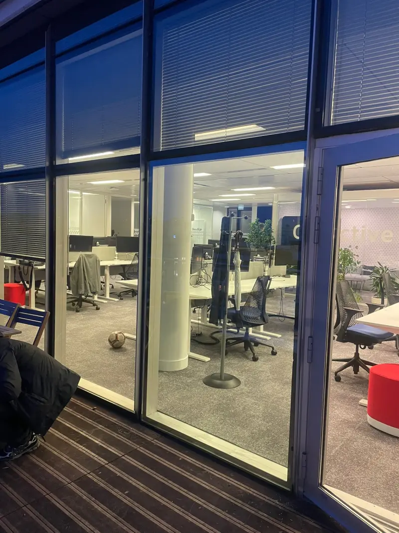 Vitrage neuf posé sur devanture